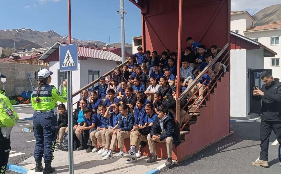 Hakkari’de Minik Öğrencilere Uygulamalı Trafik Eğitimi