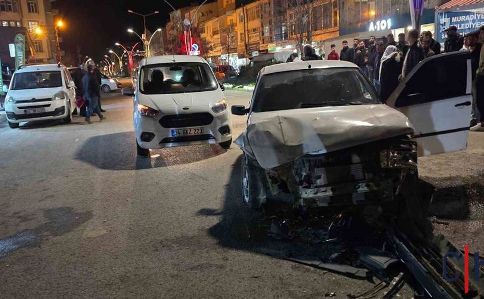 Zincirleme Kaza: 3 Araç Birbirine Girdi, Araçlarda Büyük Hasar