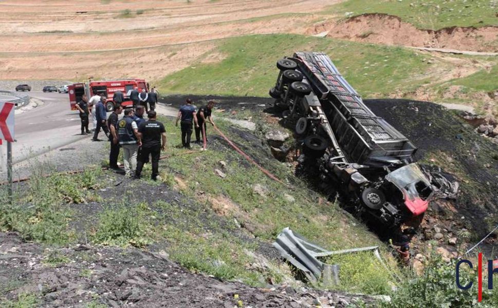 Devrilen Tırın Sürücüsü Yanarak Can Verdi