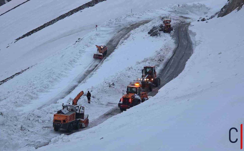 Bahçesaray Yolu Kar Esaretinden Kurtuldu!