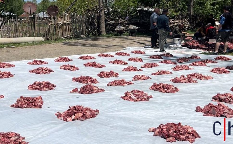 Hakkari'de Ezber Bozan Dayanışma! 140 Kurban İmece Usulü Kesildi, 1 Asırlık Gelenekle Her Haneye Eşit Dağıtıldı