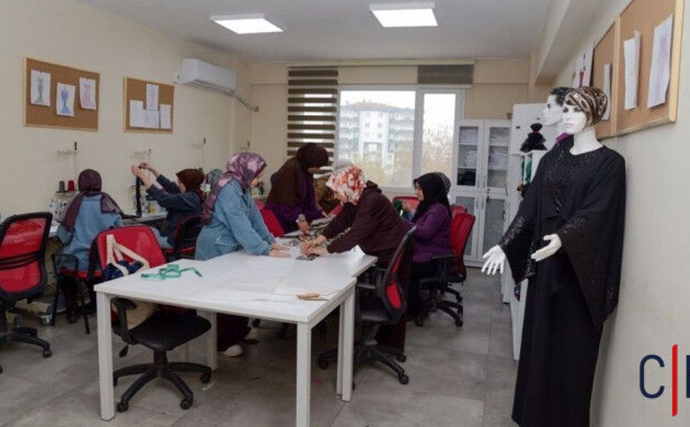 Kadınlar DİSMEK ile Meslek Sahibi Oluyor: Kendi Kıyafetlerini Tasarlıyorlar