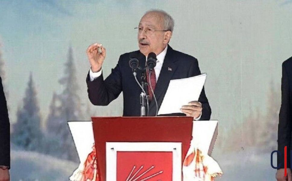 Kılıçdaroğlu Karanfillerle Karşılandı! CHP Genel Merkezi Önünde Sert Mesajlar: "O Baba Ocağında Rüşvet Olur mu?"