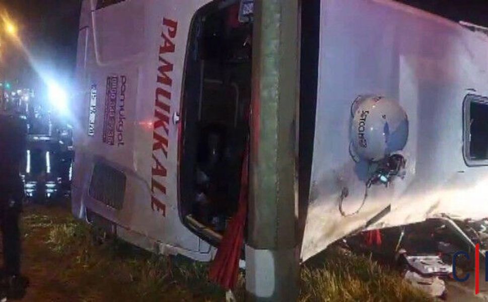 Yolcu Otobüsü Devrildi: 3 Ölü, 31 Yaralı