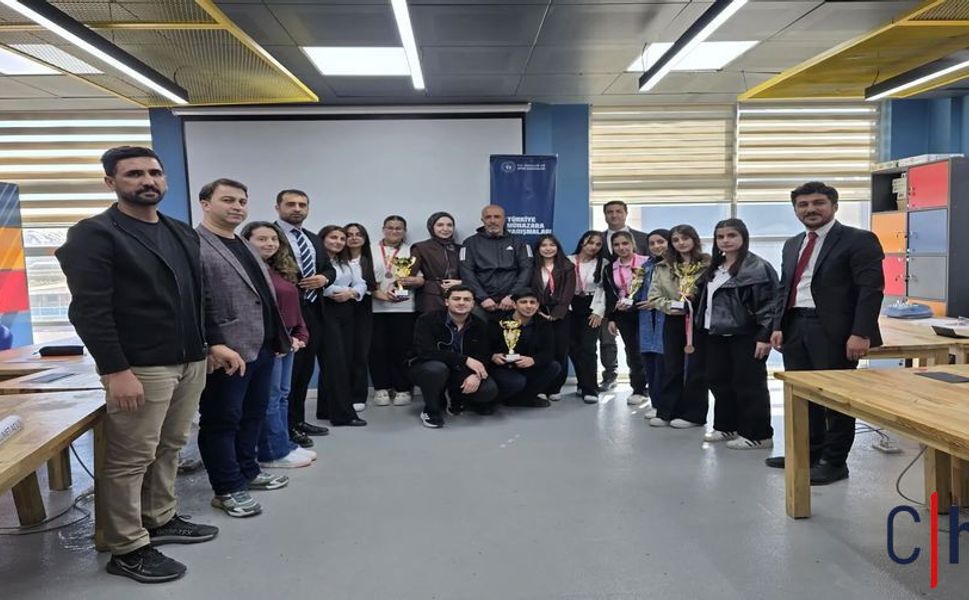 Yüksekova Fen Lisesi Kürsüyü Kapattı: Mersin Yolcusu Kalmasın!
