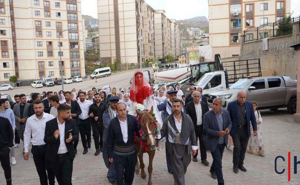 Asırlık Gelenek Yaşatıldı: Gelin At Sırtında Alındı