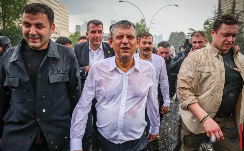 Genel Merkez’e polis müdahalesi sonrası Özgür Özel Meclis’e yürüdü
