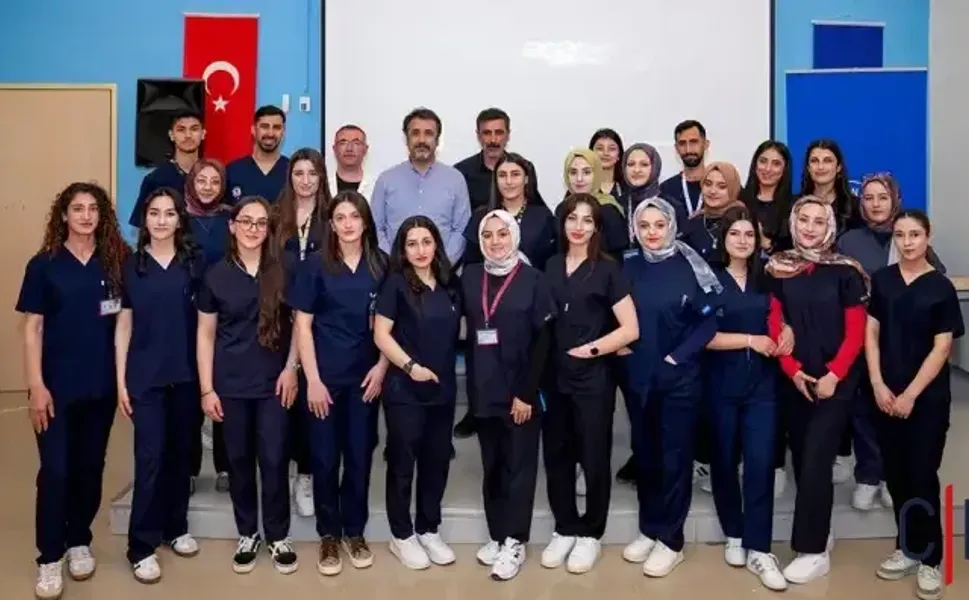 Hakkâri Üniversitesi’nde Diyaliz Öğrencilerine Üniforma Heyecanı