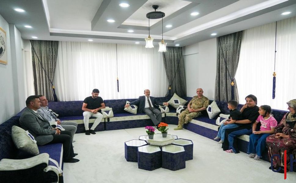 Hakkâri'de Bayram Mesaisi: Vali Taşyapan Şehit Yakınları ve Gazileri Yalnız Bırakmadı