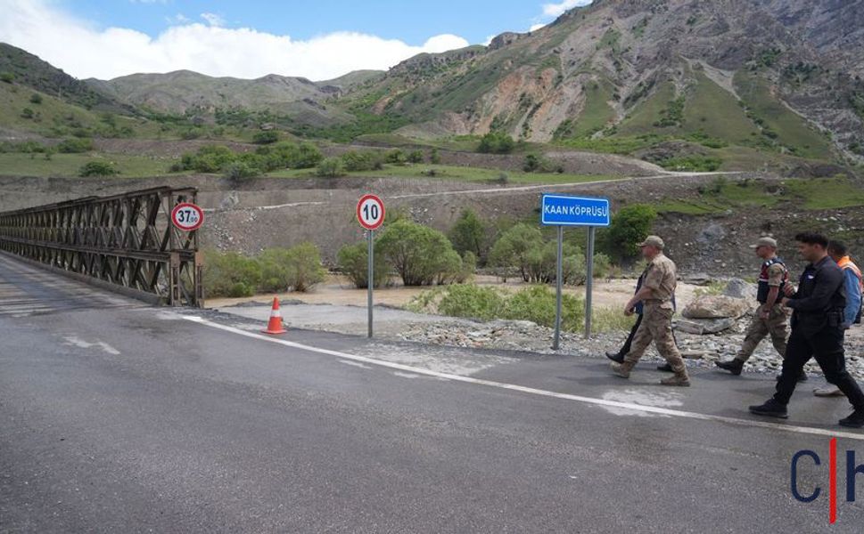 Hakkâri Valisi Taşyapan Heyelan Bölgesinde İncelemelerde Bulundu