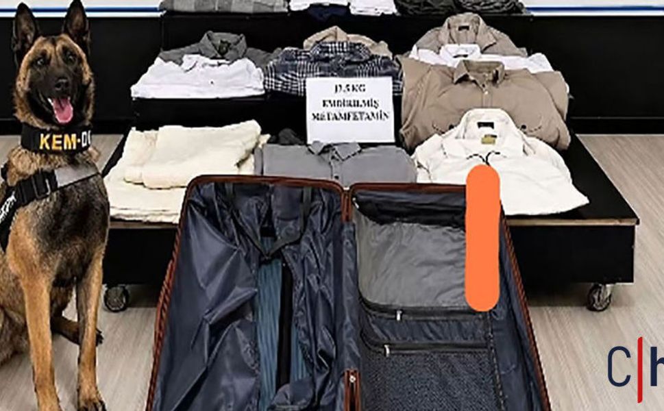 Narkotikten Kaçamadı! Hakkari'de Otobüs Yolcusunun Valizinden Kıyafetlere Emdirilmiş 12.5 Kilo Metamfetamin Çıktı