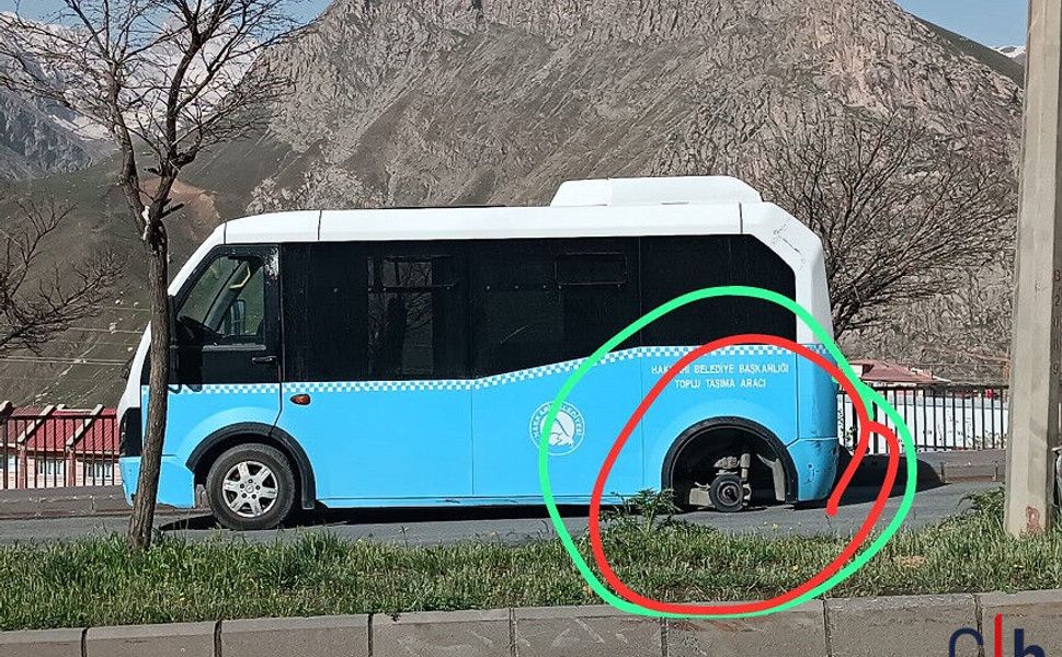 Hakkari’de Halk Otobüsü Dehşeti: Seyir Halinde Tekerlek Fırladı!