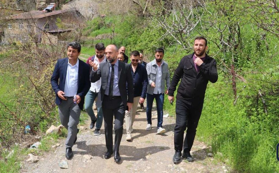 Başkan Demir mahalle mahalle gezip sorunları dinledi