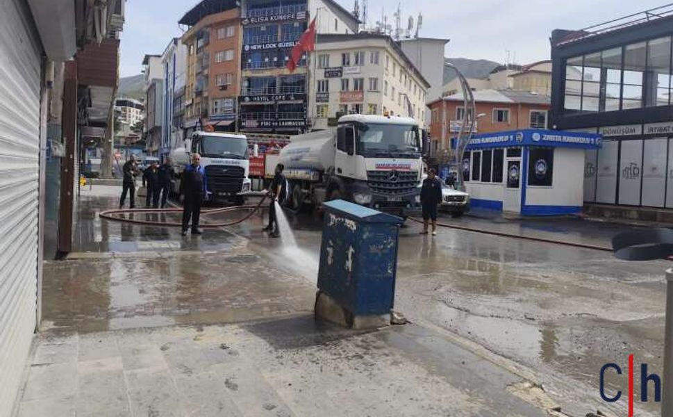 Hakkâri Çarşısında Bayram Mesaisi: İtfaiyeden Kapsamlı Temizlik Çalışması