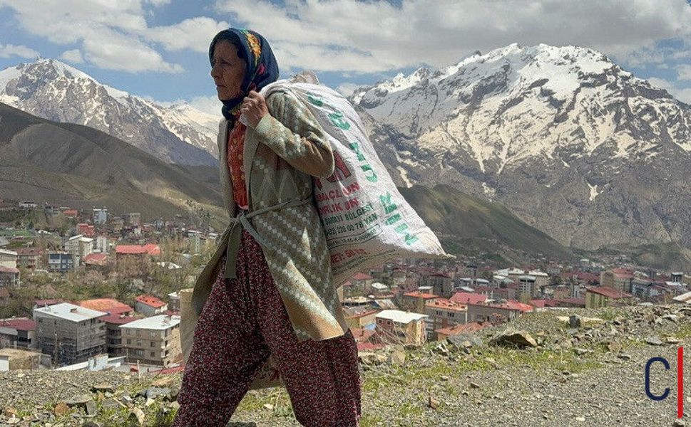Hakkari’de Yolu Olmayan Anne, Çuvalları Sırtında Taşıyarak Eve Ulaşıyor