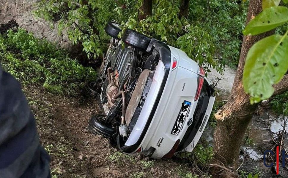 Hakkari'de Otomobil Ağaçlık Alana Savruldu