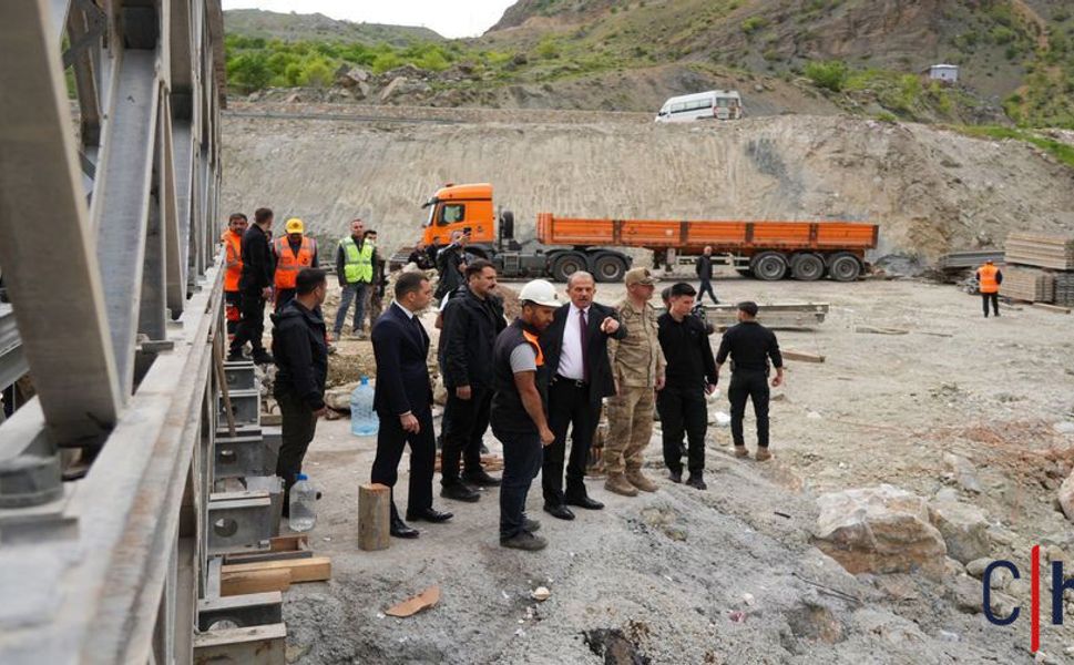 Hakkari-Van Karayolunda Kritik Mesai! Vali Taşyapan ve Ordu Komutanı Topaloğlu Askerin Kurduğu Köprüyü İnceledi