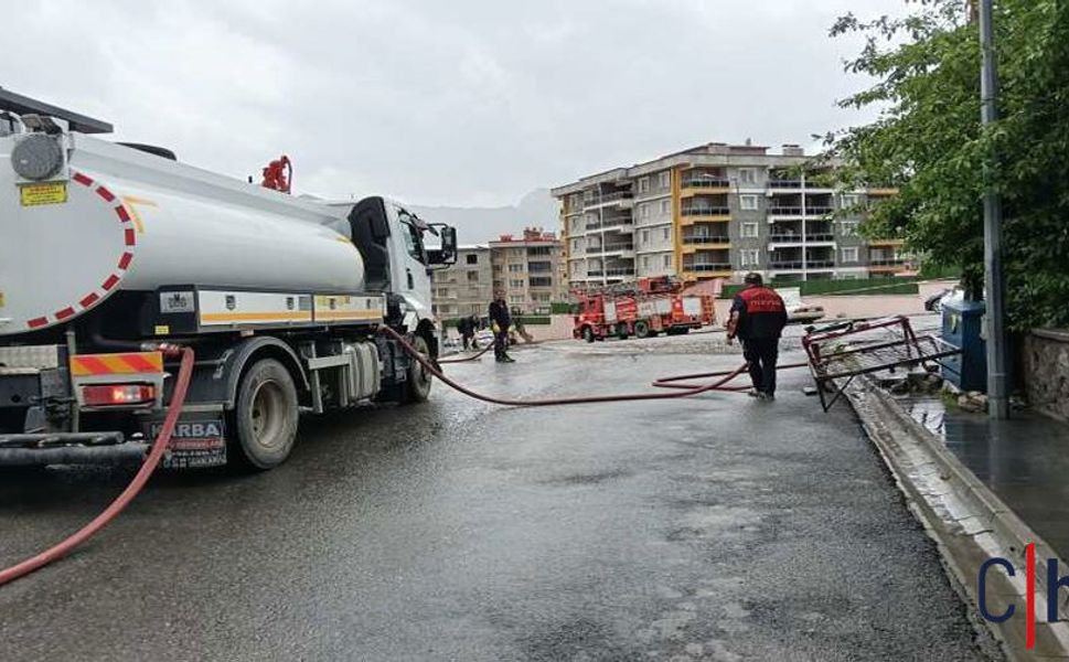 Hakkari’de Hafta Sonu ve Bayram Mesaisi! İtfaiye Ekipleri Caddeleri Köşe Bucak Yıkayarak Çamura Geçit Vermedi