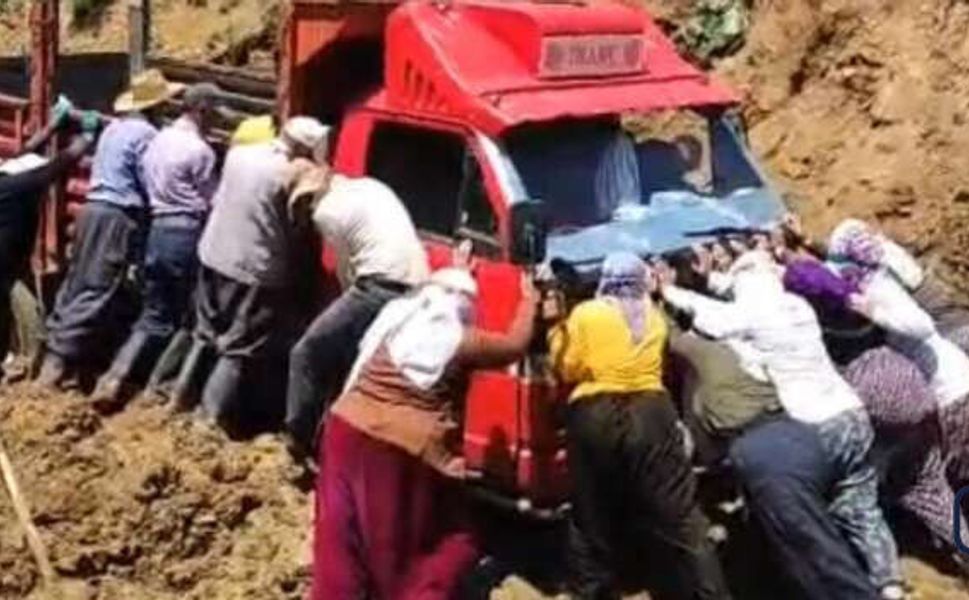 Hakkari'de Çamura Saplanan Kamyoneti Berivanlar Kurtardı