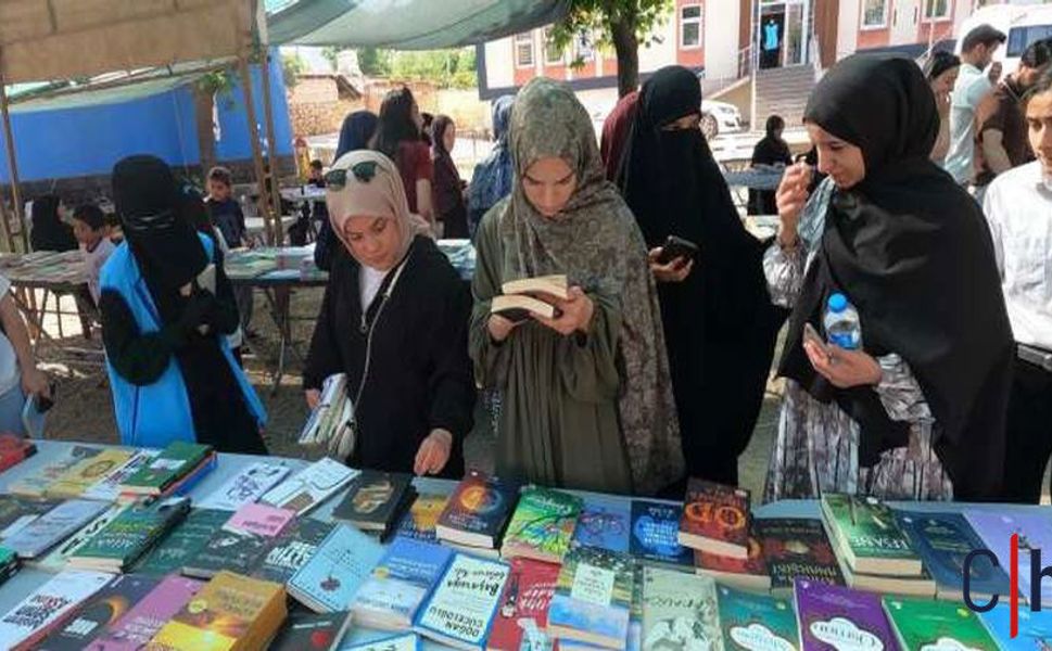 Derecik’te Kitapseverler Fuarla Buluştu