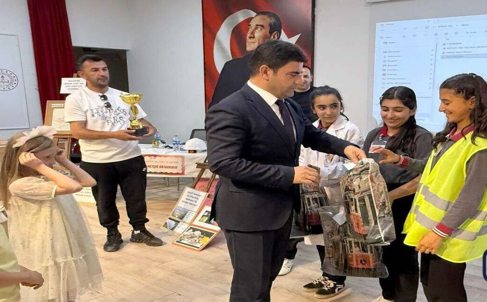 Hakkâri’de Münazara Finali: Geleceğin Fikirleri Yarıştı
