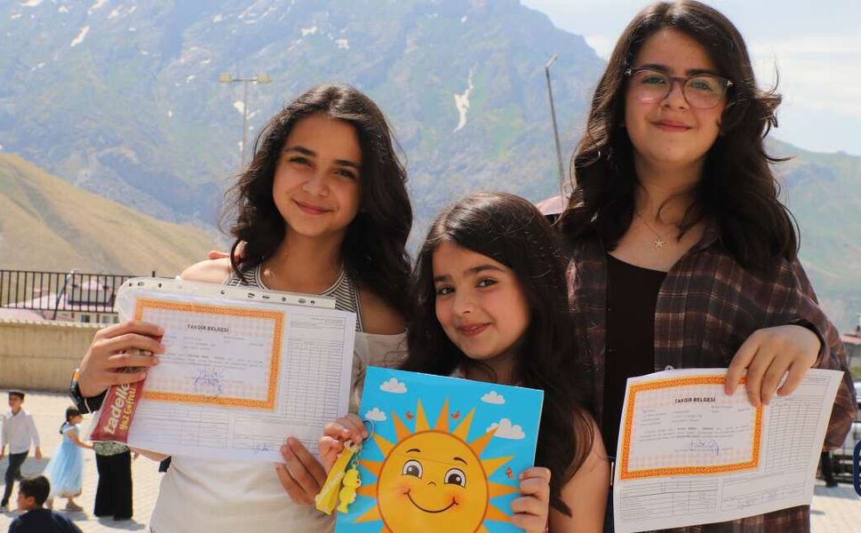 Hakkâri’de Karne Sevinci: Özkan Kardeşler Başarılarıyla Gururlandırdı