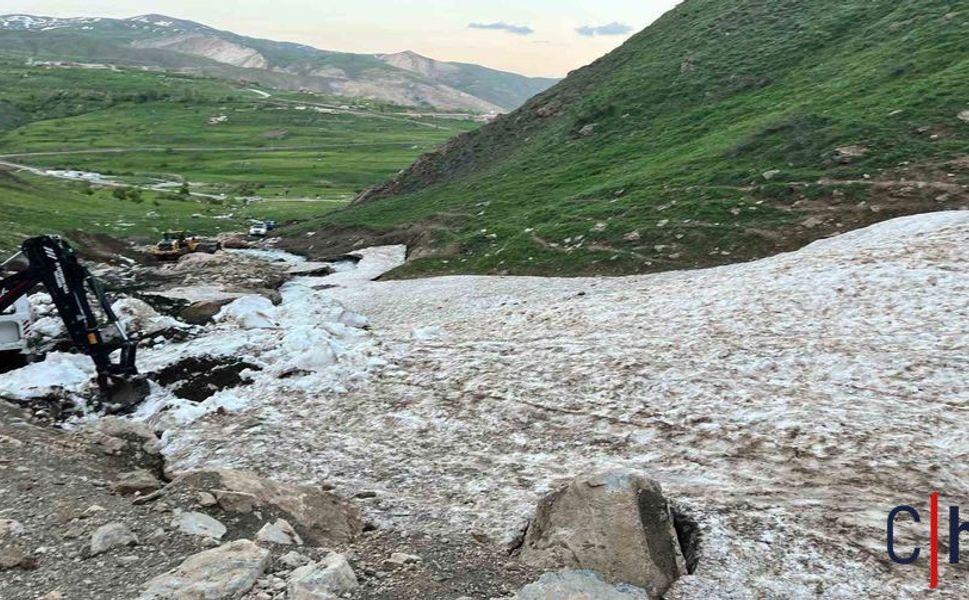 Hakkâri’de Kar Mağarasına Düşen Tosun Saatler Süren Çalışmayla Kurtarıldı