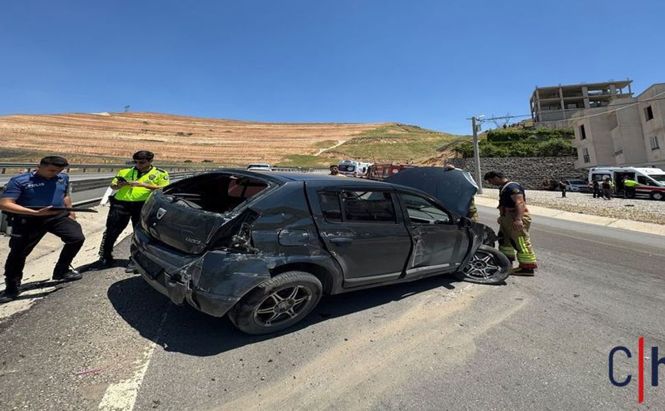 Kontrolden Çıkan Otomobil Bariyerlere Çarptı, 1 Kişi Yaralandı