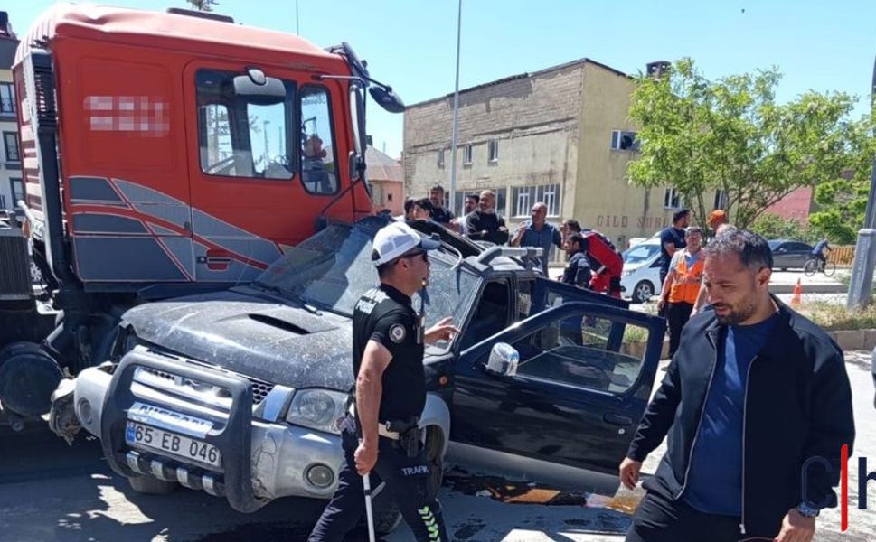 Hakkari'de Kavşakta Kaza: Hafif Ticari Araç Vinçle Çarpıştı 1 Yaralı