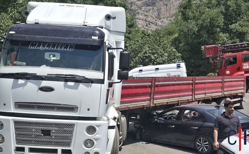 Hakkari'de Otomobil Tırın Altına Girdi: 1 Yaralı