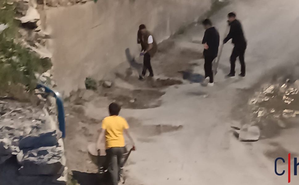 Karşıyaka Mahallesi’nde Vatandaşlar Kendi Yolunu Kendisi Onardı