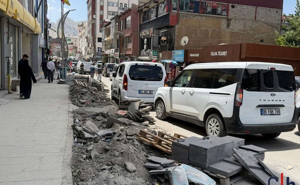 Hakkari’de Kışın Tahrip Ettiği Kaldırımlar Yenileniyor