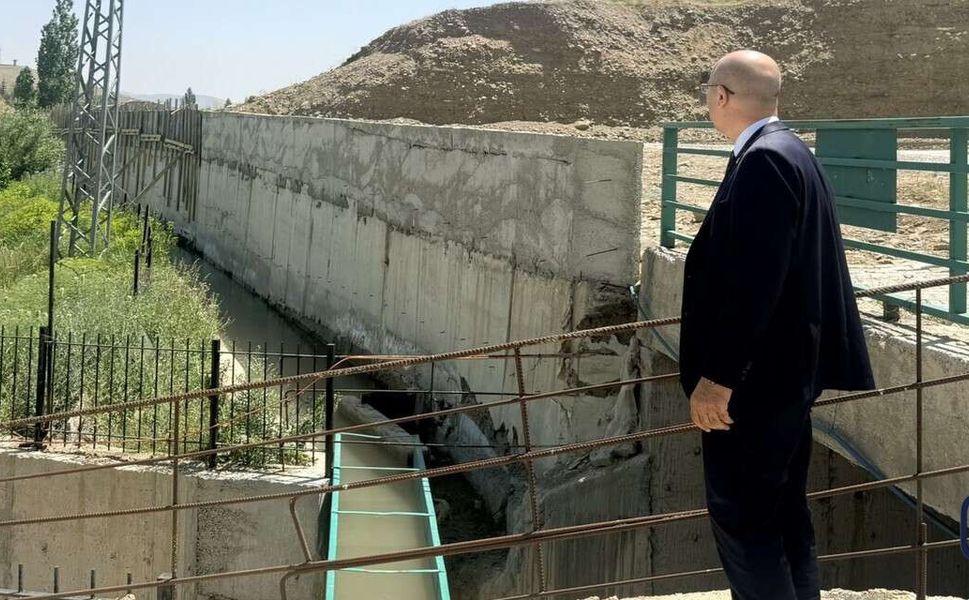Yüksekova’da sosyal alanlar için perde duvar çalışmaları sürüyor