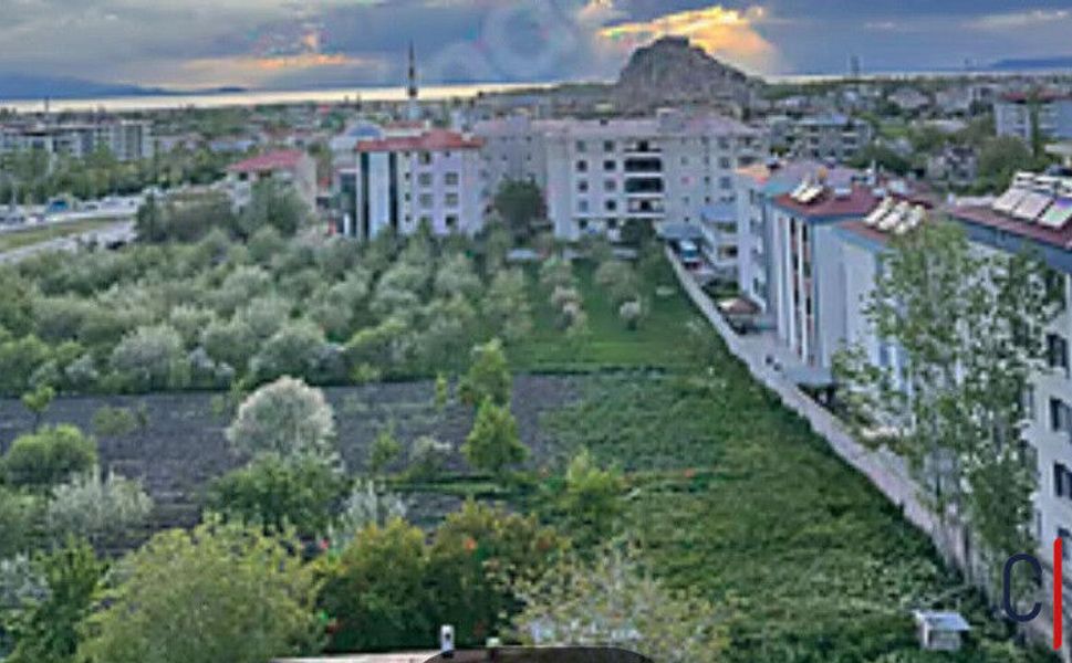 Terzioğlu’nda Göl ve Kale Manzaralı Lüks Daire Satışa Çıktı