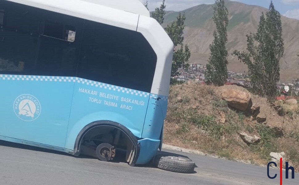 Hakkari’de Halk Otobüsünde Korkutan Arıza: Yokuşta Teker Yerinden Çıktı