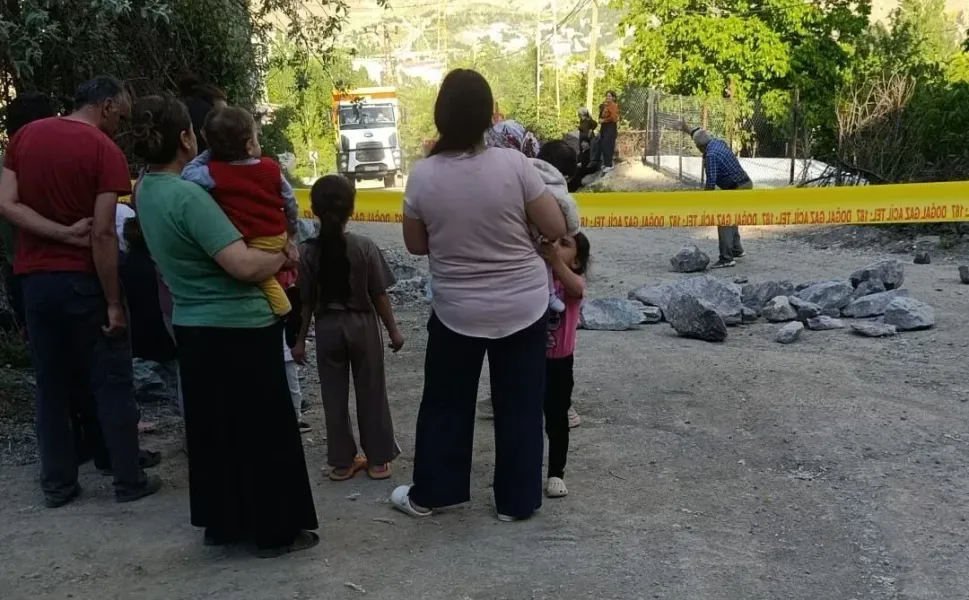 Hakkarili Kadınlardan Yol Protestosu: “Asfalt Yapılana Kadar Mücadele Edeceğiz”