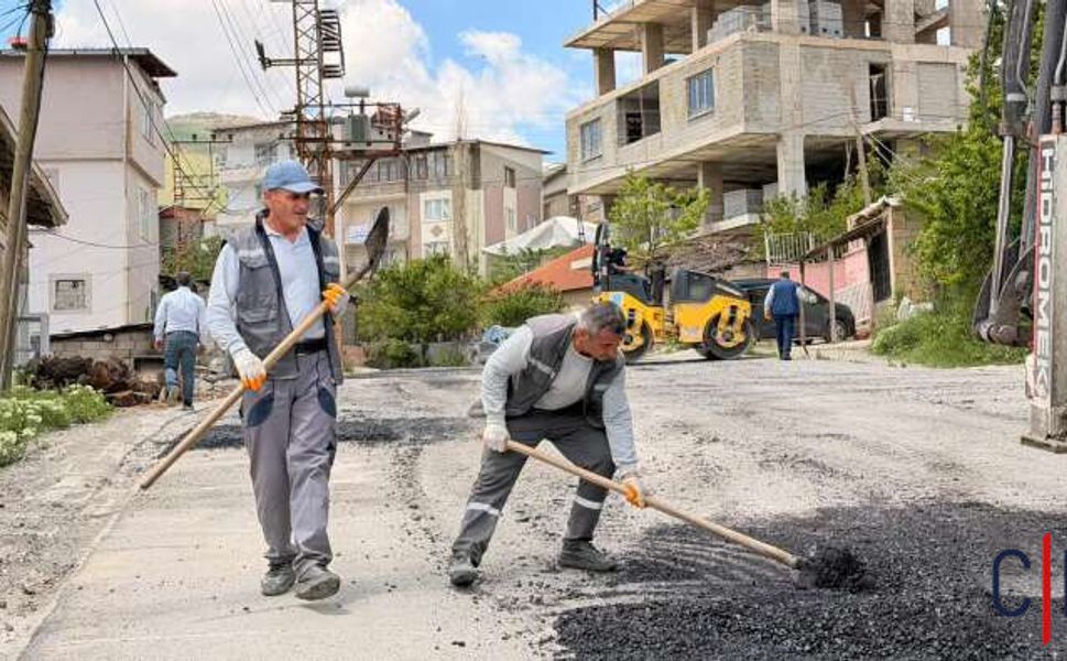 Hakkâri'de Ulaşım Konforu İçin Yoğun Mesai! Yağışlardan Hasar Gören Yollara Asfalt Yama Ayarı