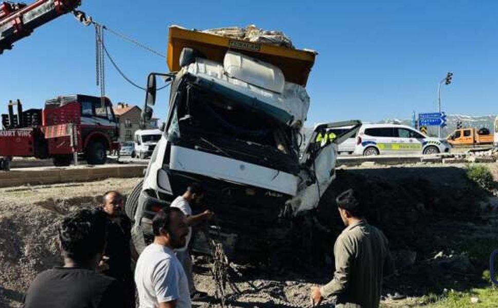 Yüksekova’da Feci Kaza: Yolcu Minibüsü ile Kamyon Çarpıştı, 2 Ölü 3 Yaralı
