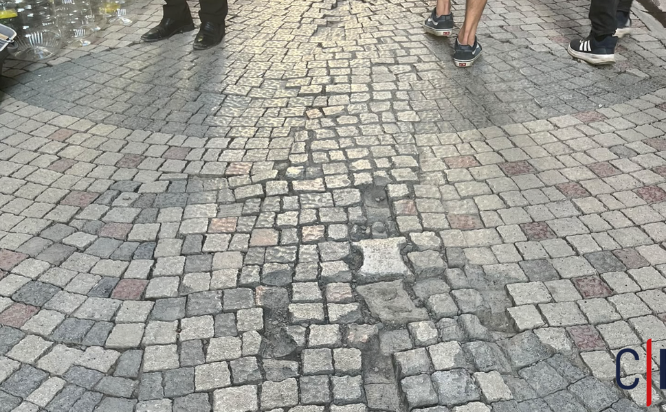 Atlılar Caddesinde; Yaşlı Kadın Yüzüstü Düştü