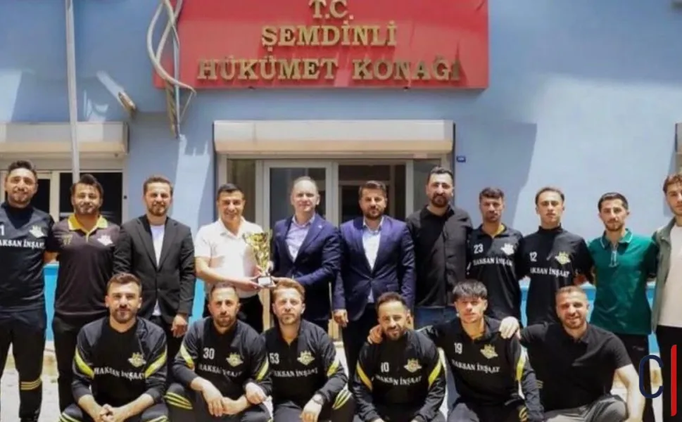 Şemdinli Üzümkıranspor Şampiyonluk Kupasıyla Kaymakam Akpınar’ı Ziyaret Etti
