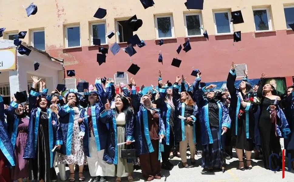 Hakkâri TOBB Mesleki Eğitim Merkezi’nde 230 Öğrenci Mezun Oldu