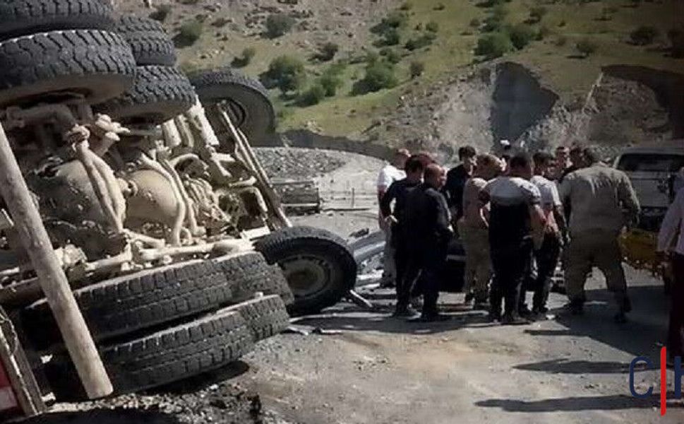 Hakkari-Van Yolunda Hafriyat Kamyonu Devrildi: Sürücü Yaralandı