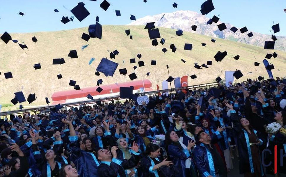 Hakkari Üniversitesi 2026 Mezuniyet Töreninde 800 Öğrenci Kep Attı