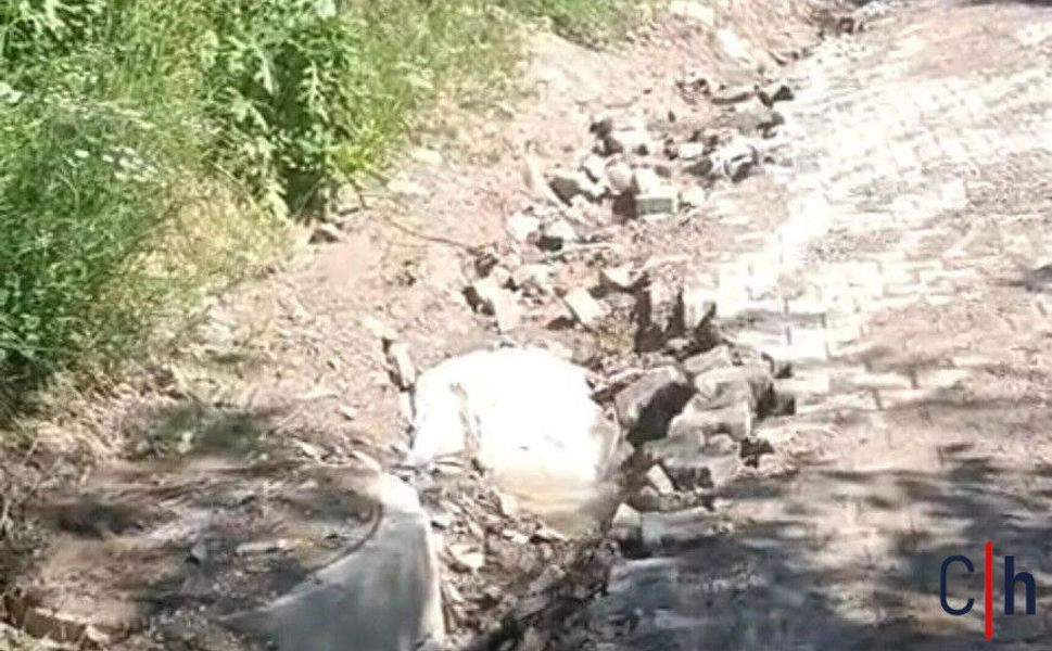Su Deposu Taşkını Mezarlık Yolunu Kullanılamaz Hale Getirdi