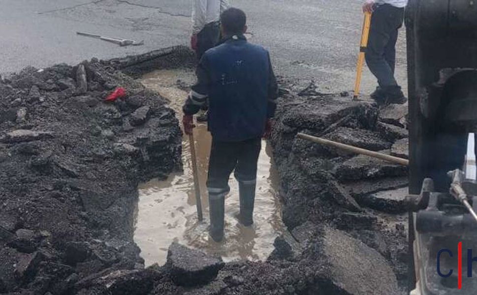 Hakkari’de Korkutan Tıkanıklık: Bulak Mahallesi’nde Yola Taşan Kanalizasyon Hattı Hızlıca Temizlendi!