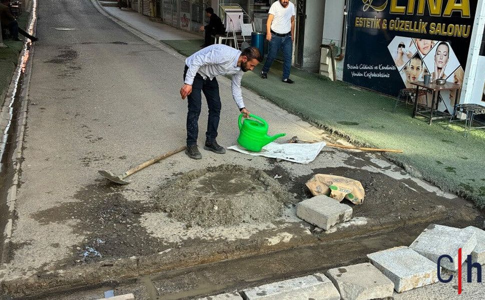 Şenler Oteli Sokağı’nda Esnaf Kendi İmkânlarıyla Yağmur Suyu Kanalını Onardı