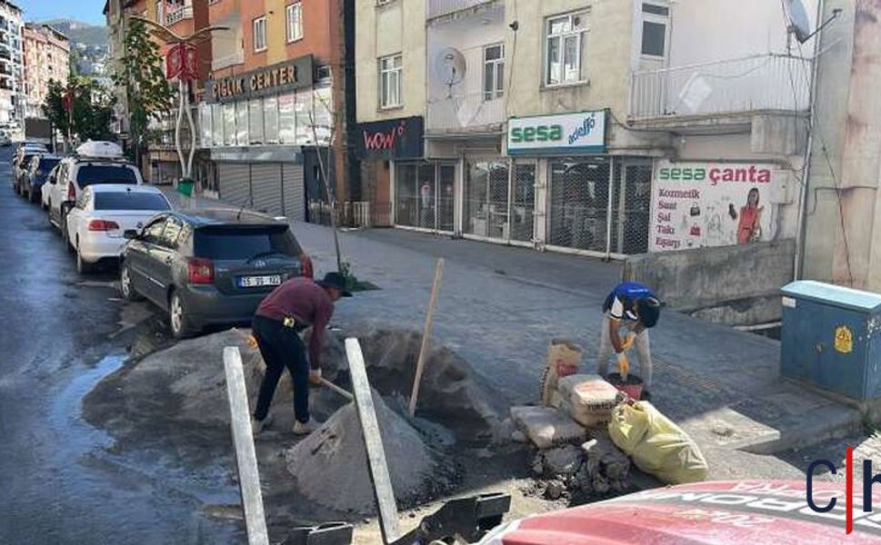 Hakkari Belediyesi'nden Hafta Sonu Mesaisi: Kaldırım ve Yollar Yenileniyor