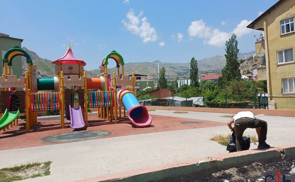 Hakkâri Belediyesi Ekiplerinden Parklarda Hafta Sonu Temizliği