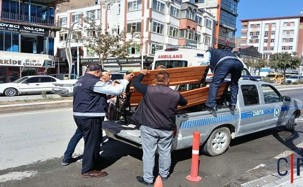 Hakkâri Belediyesi İstiklal Caddesi’ne Yeni Ahşap Oturma Bankları Yerleştirdi