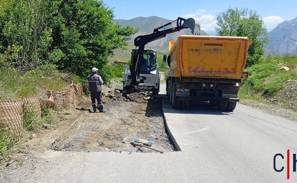 Hakkari’de Asfalt Yama Çalışmaları Hız Kazandı